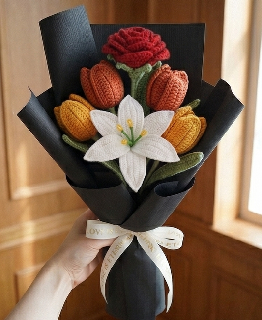 Ateş Çiçekleri: El Örgüsü Kırmızı Gül, Turuncu Lale ve Zambak Buketi
